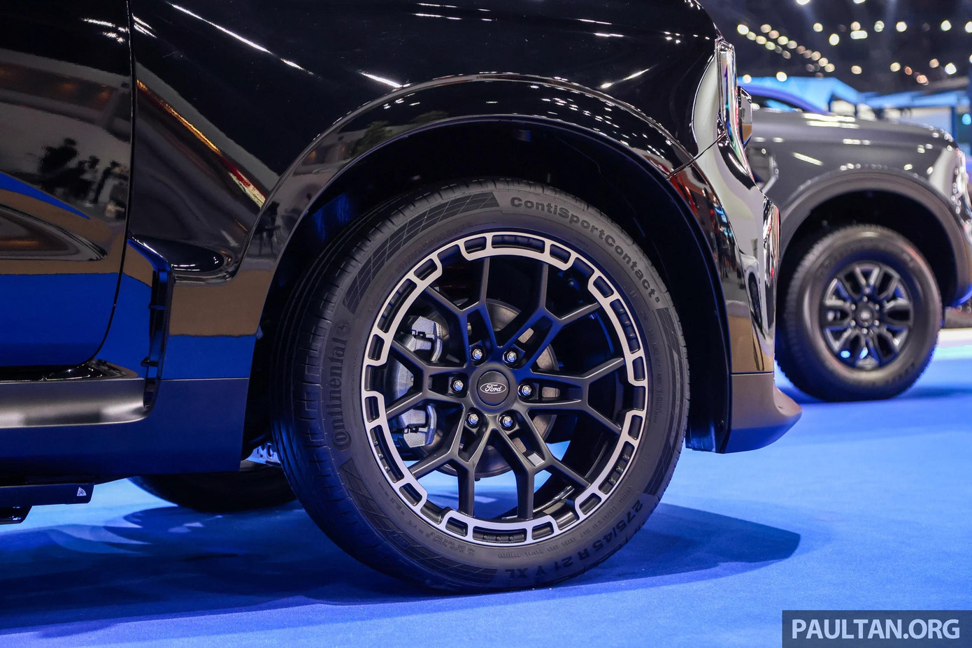 Ngoài ra, xe còn được trang bị mâm 21 inch lớn nhất từng có trên một mẫu Ranger thương mại, đi kèm bộ lốp ContiSportContact 5 UHP được tối ưu cho khả năng chạy ở tốc độ cao.