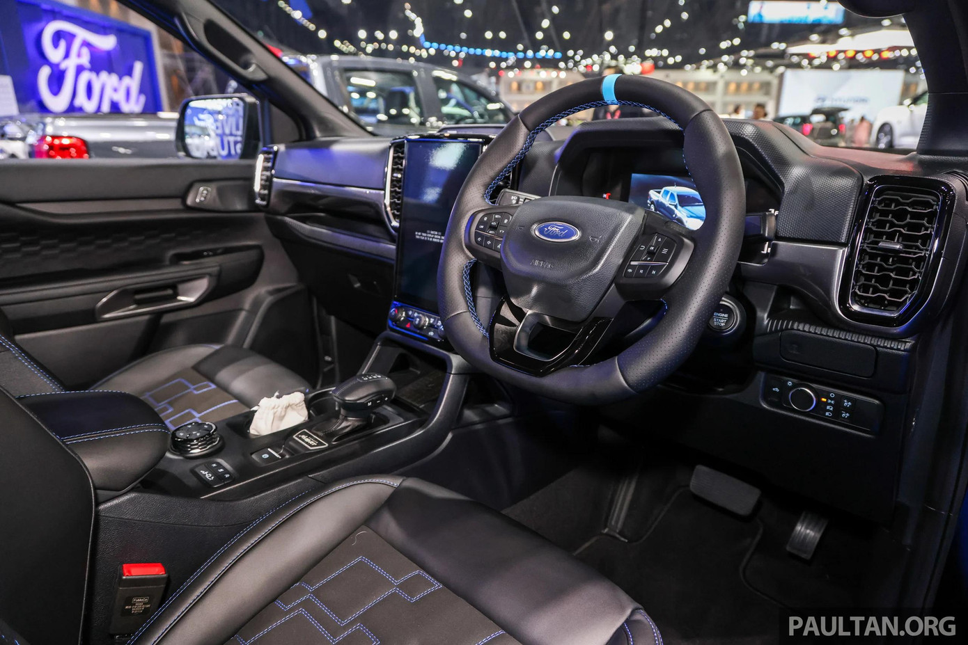 Khoang cabin của Ford Ranger MS-RT cũng mang phong cách xe đua với ghế trước dạng bucket chỉnh điện 8 hướng, vô lăng thể thao có vạch xanh.