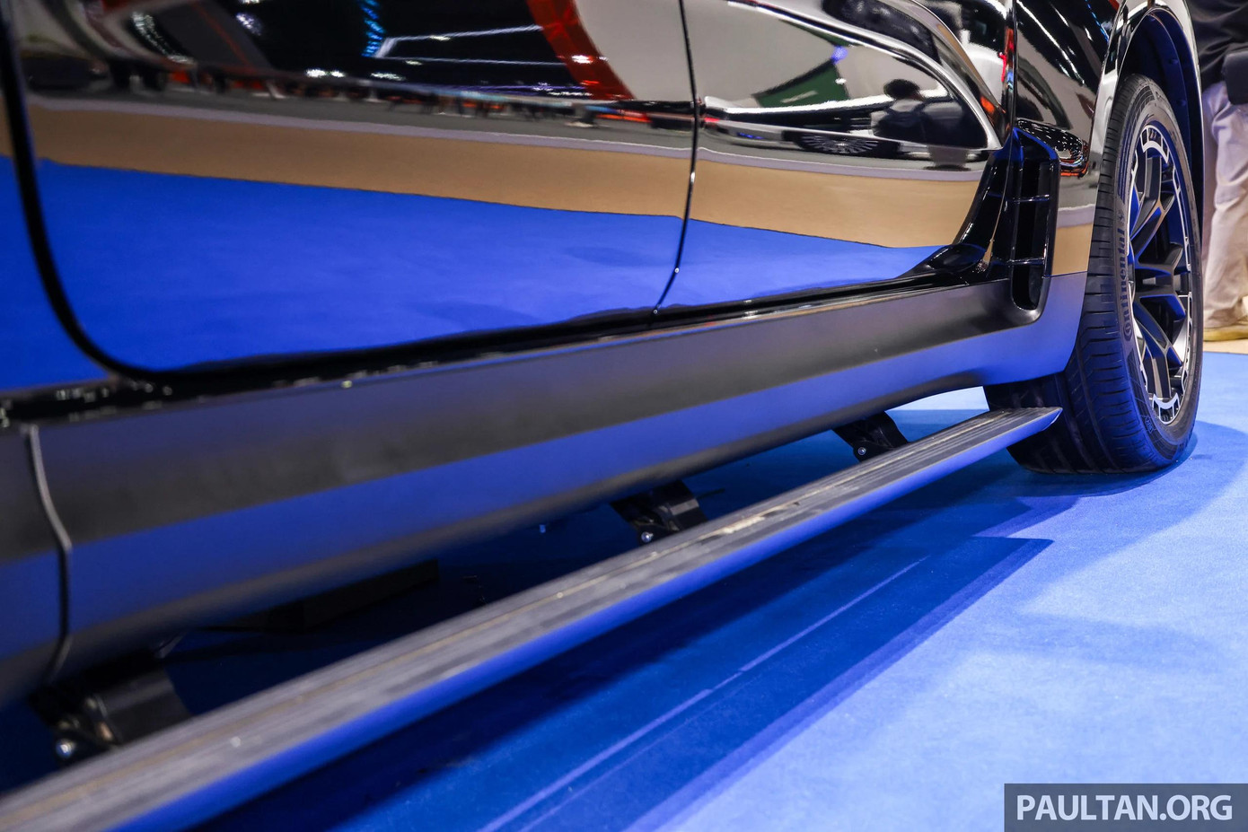 Xe cũng có bậc lên xuống tự động thu gọn và nắp bình nhiên liệu mang thương hiệu MS-RT.