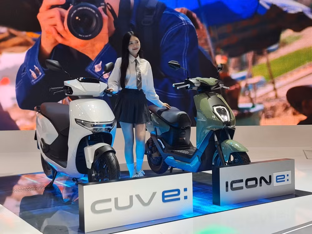 Bộ đôi xe máy điện của Honda Việt Nam xuất hiện tại Triển lãm VMS 2024. Ảnh: Hội An