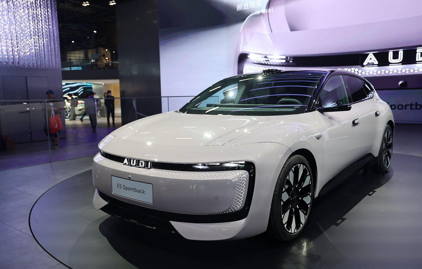 Xe điện AUDI E5 Sportback là sản phẩm độc quyền cho thị trường Trung Quốc. Đây là mẫu xe sản xuất bởi liên doanh Audi-SAIC, dựa trên concept AUDI E ra mắt năm ngoái và là thương hiệu độc lập với hãng xe Đức nên không có logo 4 vòng tròn đặc trưng.