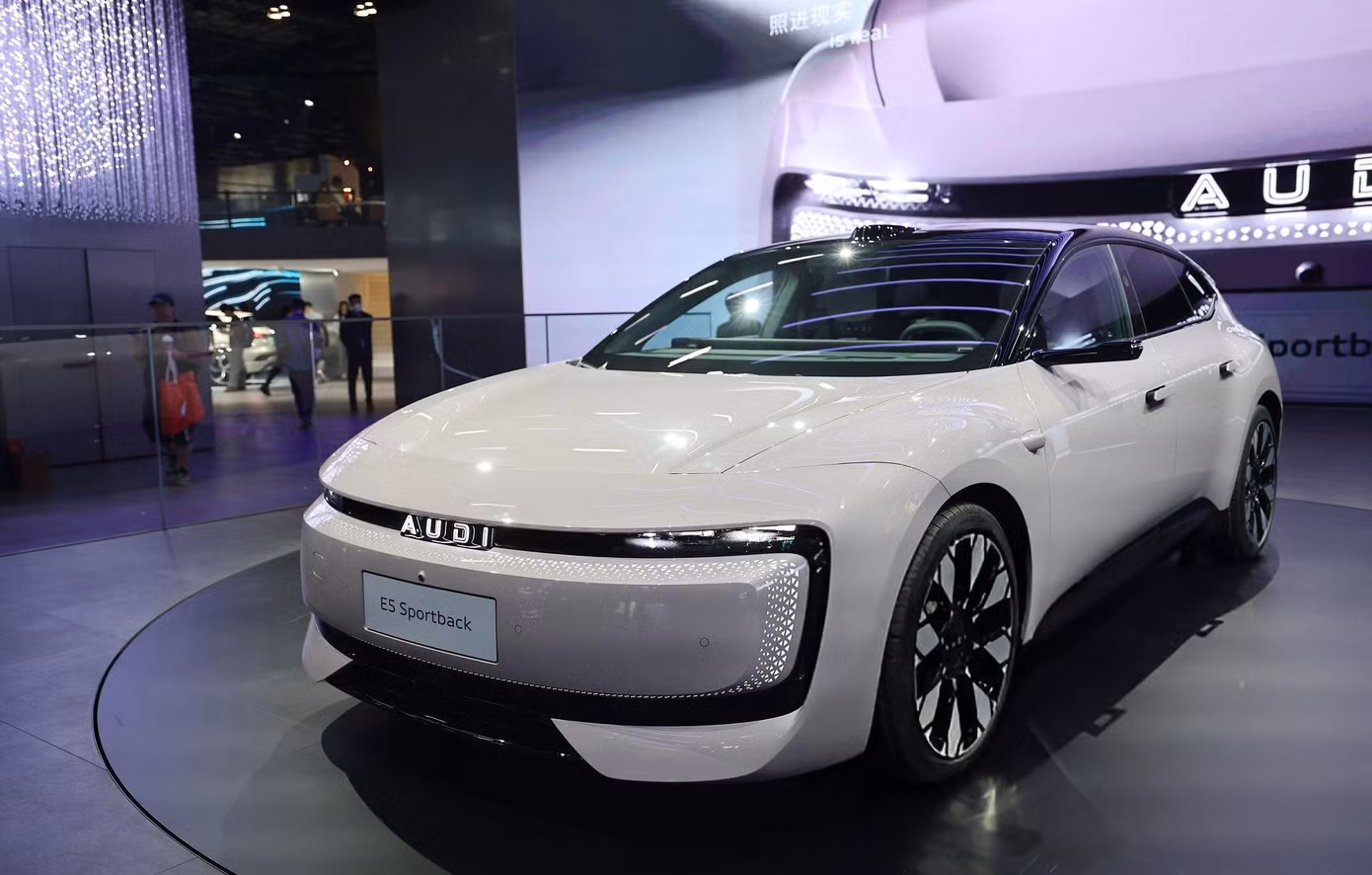 Xe điện AUDI E5 Sportback là sản phẩm độc quyền cho thị trường Trung Quốc. Đây là mẫu xe sản xuất bởi liên doanh Audi-SAIC, dựa trên concept AUDI E ra mắt năm ngoái và là thương hiệu độc lập với hãng xe Đức nên không có logo 4 vòng tròn đặc trưng.