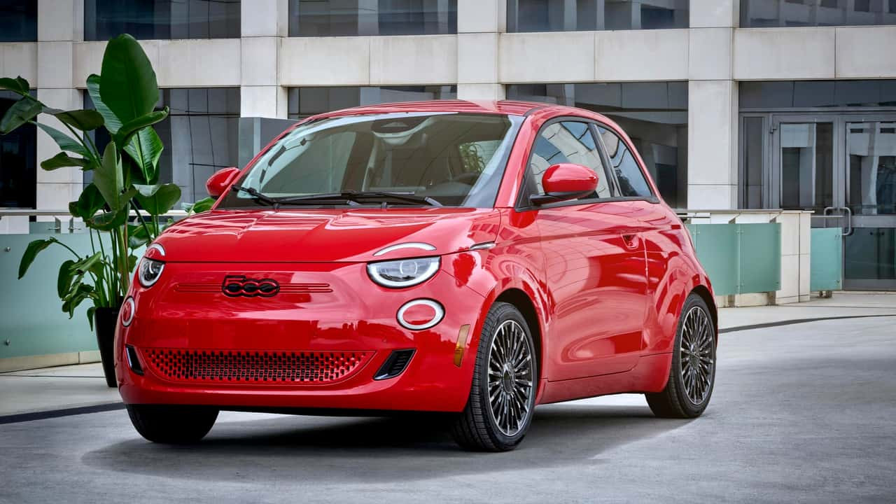 Fiat 500e - một mẫu xe điện đô thị được sản xuất tại Italia trực thuộc tập đoàn Stellantis.