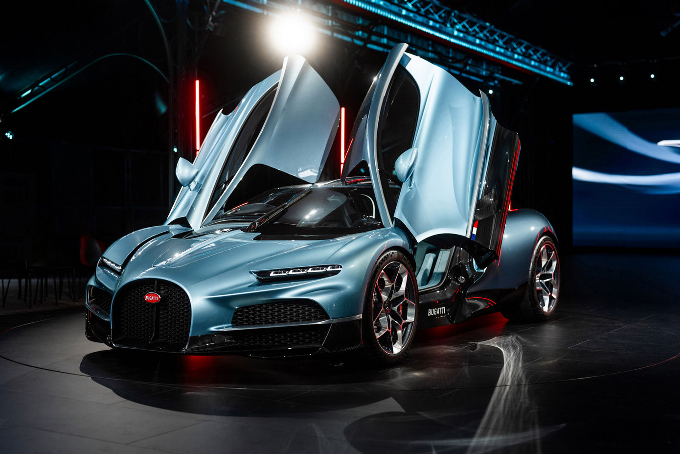 Tourbillon là mẫu siêu xe hybrid đầu tiên của Bugatti.