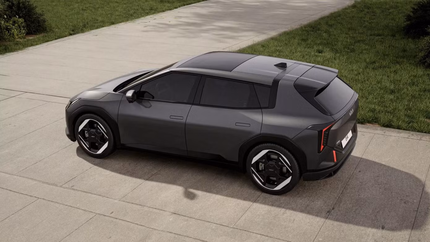 Kia EV4 bản hatchback có kính chắn gió sau nhỏ hơn và ít dốc hơn cùng thiết kế đèn hậu riêng.