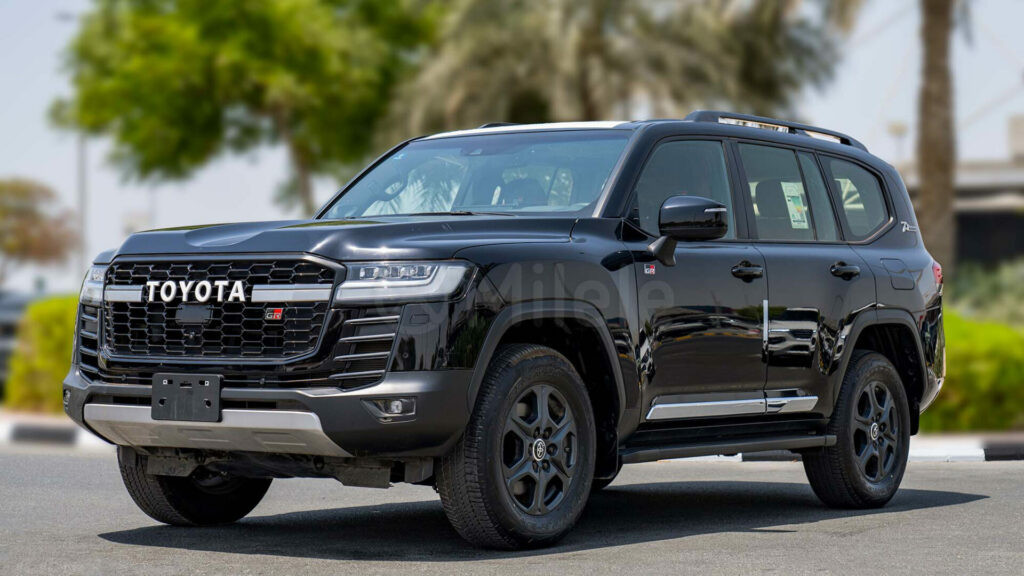 Toyota Land Cruiser LC300 bản GR Sport sử dụng động cơ V6 turbodiesel 3.3L. Toyota Land Cruiser LC300 bản GR Sport sử dụng động cơ V6 turbodiesel 3.3L.