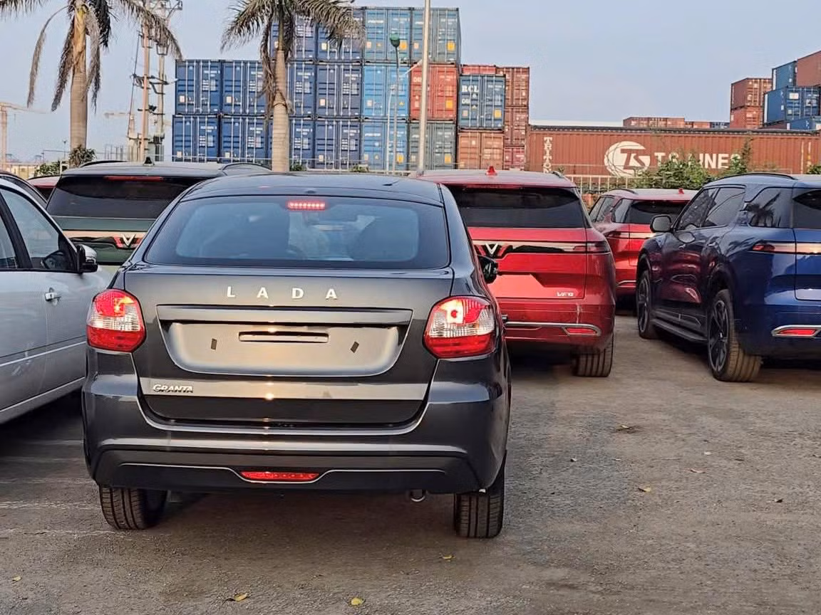 Sedan cỡ nhỏ Lada Granta.