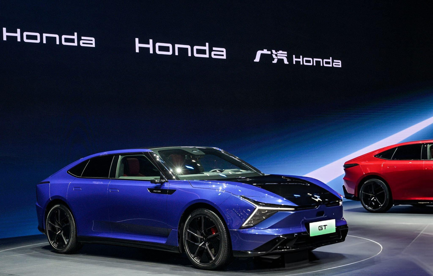 Mẫu GT màu xanh là sản phẩm của liên doanh Dongfeng-Honda trong khi mẫu màu đỏ hợp tác với GAC. Cả hai đều được trang bị công nghệ AI của DeepSeek.