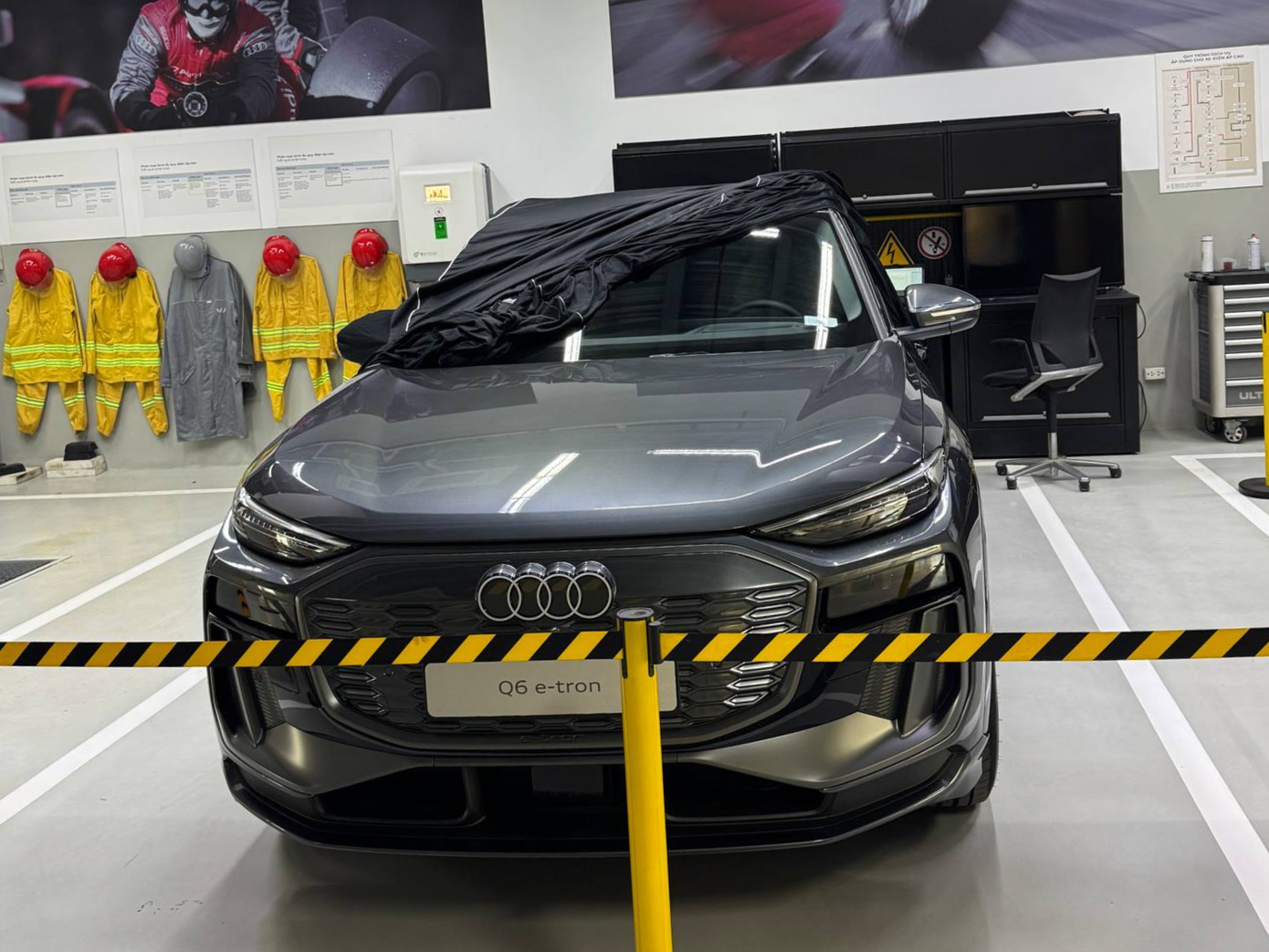 Audi Q6 e-tron xuất hiện tại một xưởng dịch vụ chính hãng ở TP HCM. Ảnh: Lê Thượng Tiến. Audi Q6 e-tron xuất hiện tại một xưởng dịch vụ chính hãng ở TP HCM. Ảnh: Lê Thượng Tiến.