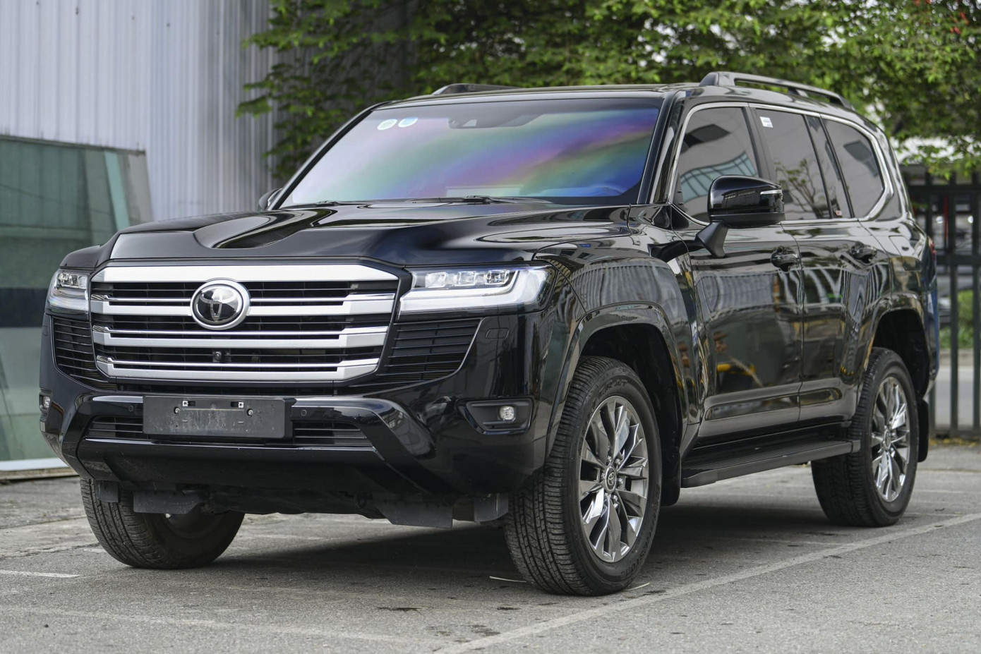 Land Cruiser LC300 là dòng SUV cao cấp nhất của Toyota tại Việt Nam. Land Cruiser LC300 là dòng SUV cao cấp nhất của Toyota tại Việt Nam.