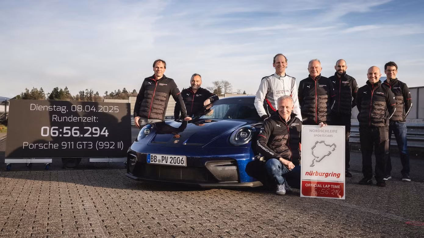 Porsche 911 GT3 2025 là chiếc xe số sàn nhanh nhất tại Nurburgring. Porsche 911 GT3 2025 là chiếc xe số sàn nhanh nhất tại Nurburgring.
