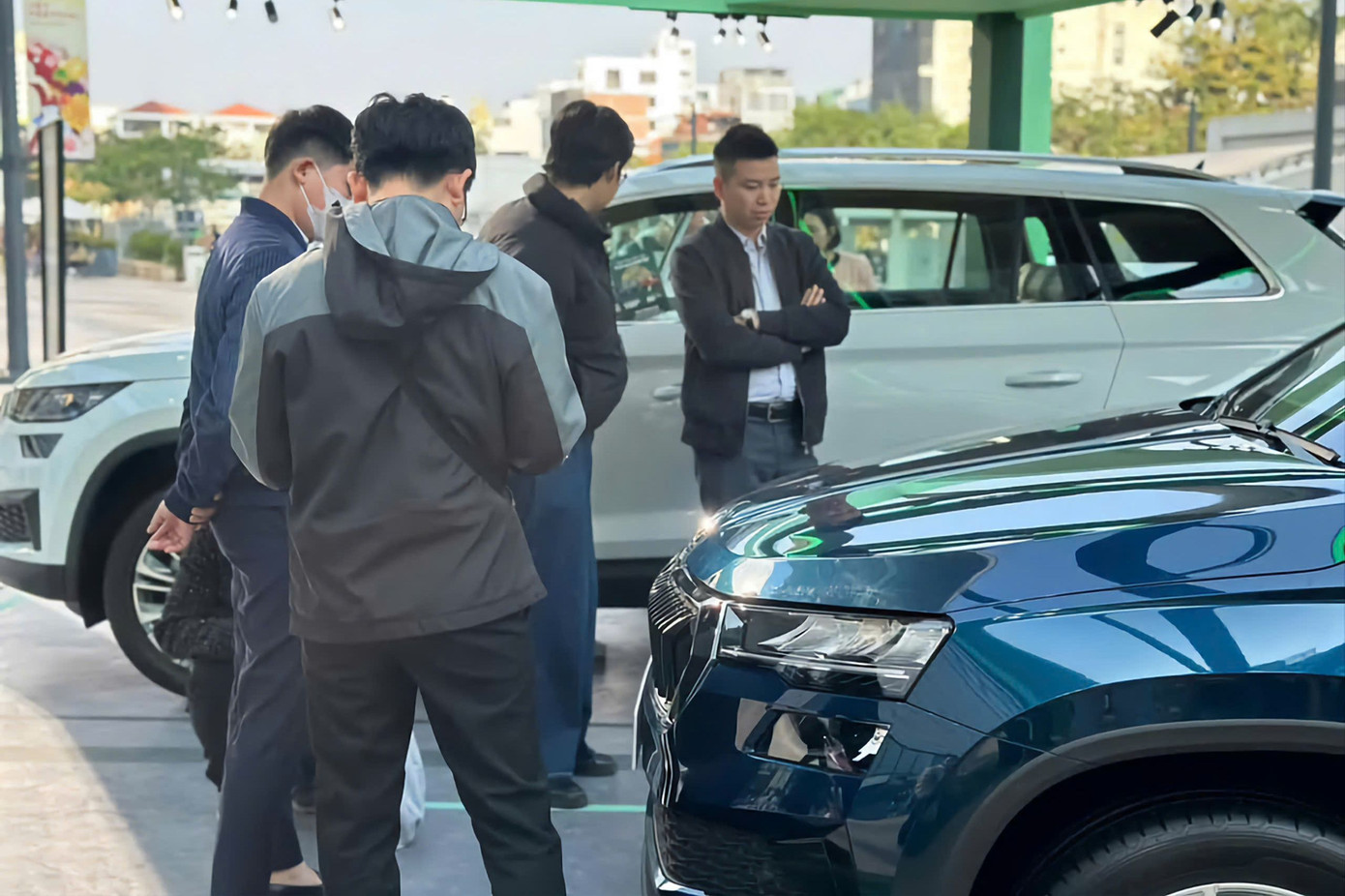 Thị trường ô tô Việt Nam suy giảm nhẹ sau hai tháng tăng trưởng liên tiếp. Thị trường ô tô Việt Nam suy giảm nhẹ sau hai tháng tăng trưởng liên tiếp.