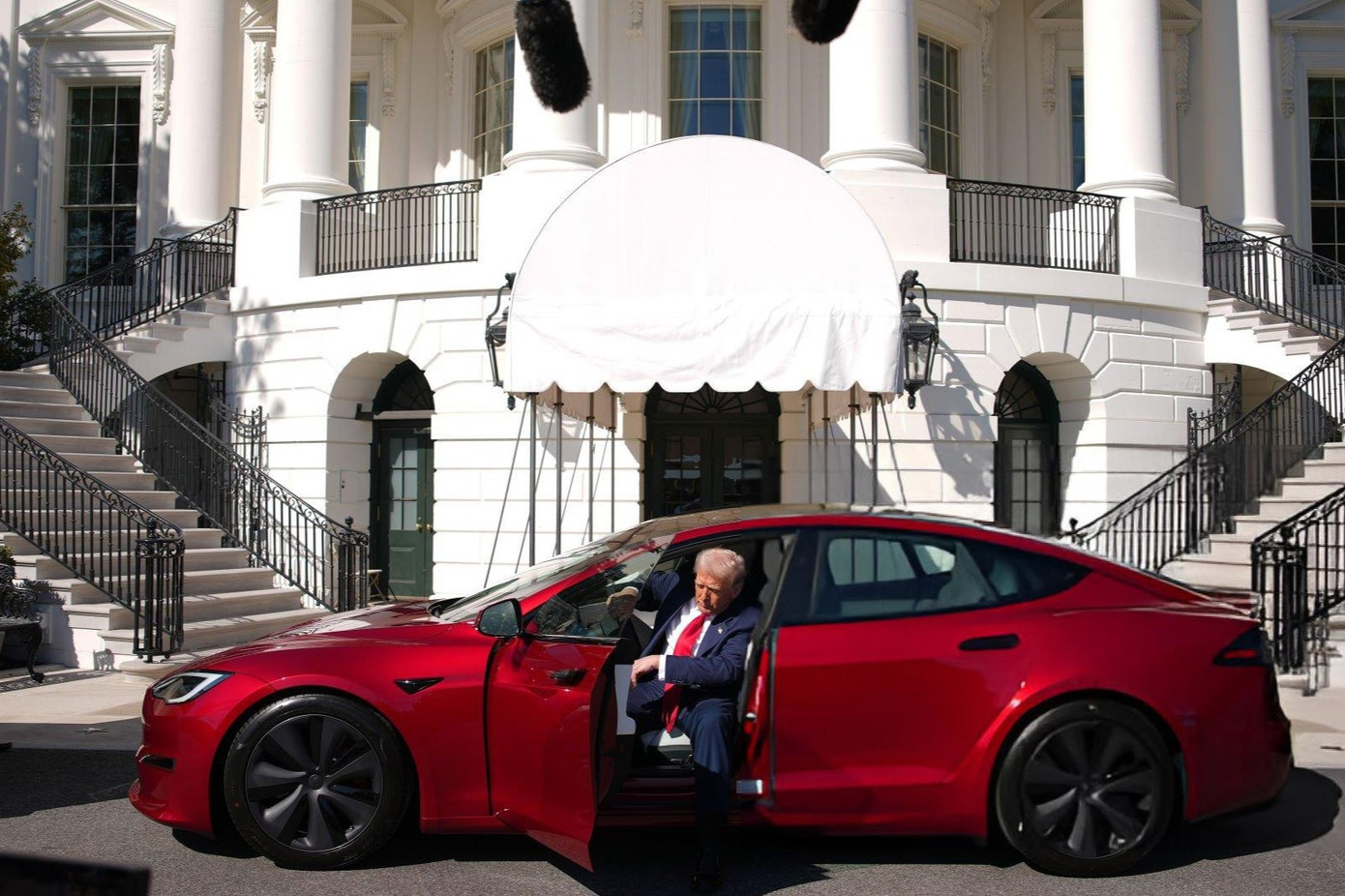 Tổng thống Mỹ Donald Trump ngồi trong chiếc xe điện Tesla Model S. Ảnh: Getty Tổng thống Mỹ Donald Trump ngồi trong chiếc xe điện Tesla Model S. Ảnh: Getty