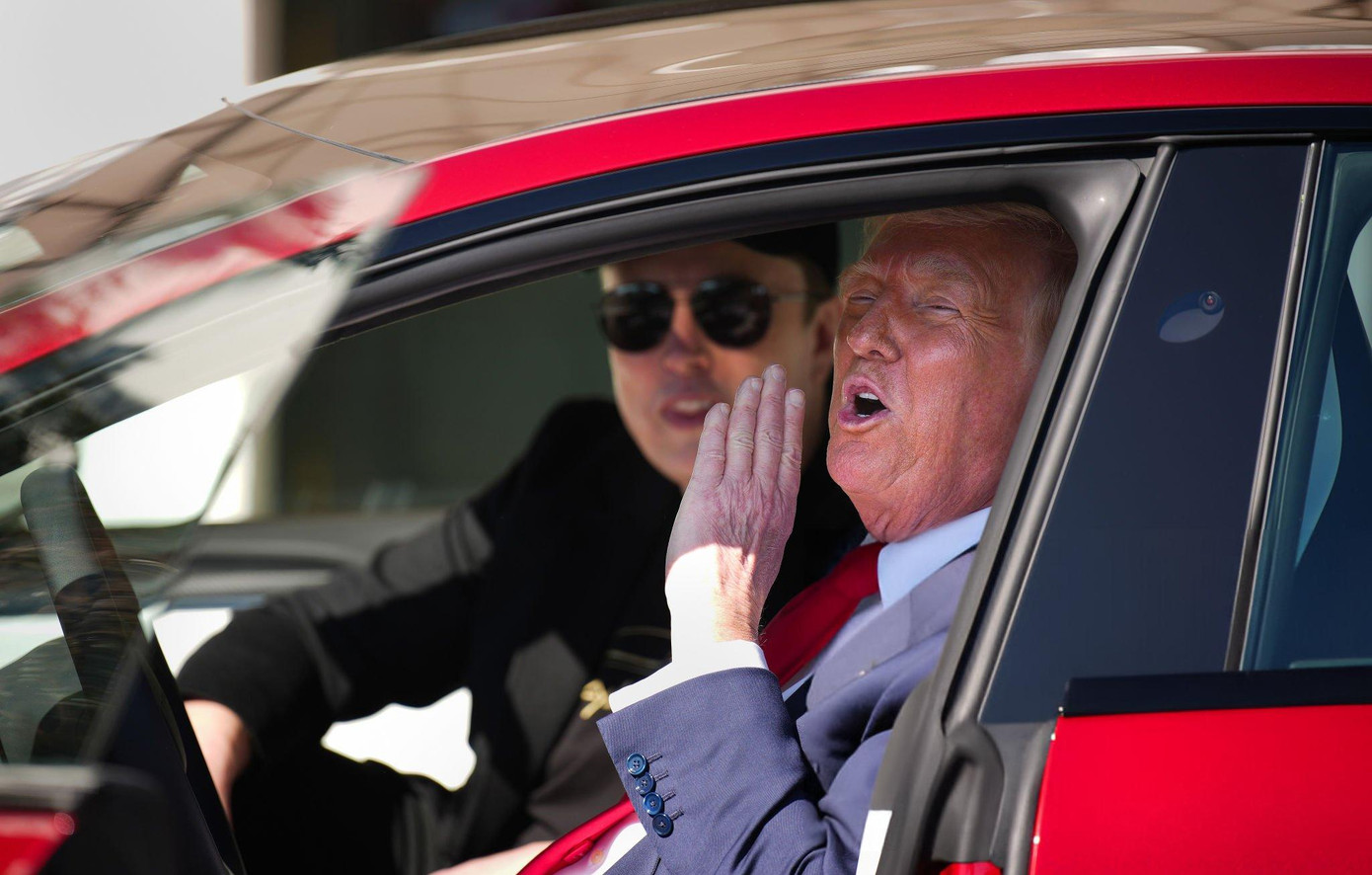 CEO Tesla, Elon Musk ngồi ở ghế phụ. Ảnh: Getty CEO Tesla, Elon Musk ngồi ở ghế phụ. Ảnh: Getty