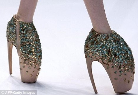 Đôi giày của Lilo khá giống với mẫu giày Claw Shoes của NTK nổi tiếng Alexander McQueen Đôi giày của Lilo khá giống với mẫu giày giày nổi tiếng Claw Shoes do nhà thiết kế nổi tiếng Alexander McQueen thực hiện