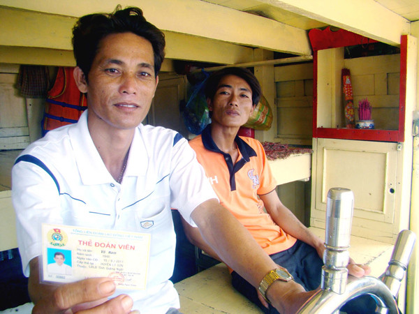 Ngày mai, thuyền trưởng Bùi Văn Sơn cùng các ngư dân mang tấm thẻ nghiệp đoàn ra Hoàng Sa