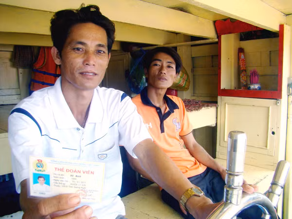 Ngày mai, thuyền trưởng Bùi Văn Sơn cùng các ngư dân mang tấm thẻ nghiệp đoàn ra Hoàng Sa