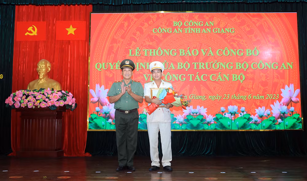 Thiếu tướng Bùi Văn Quyền, Phó Cục trưởng Cục Tổ chức cán bộ Bộ Công an trao quyết định và Chúc mừng Đại tá Trần Văn Cung.
