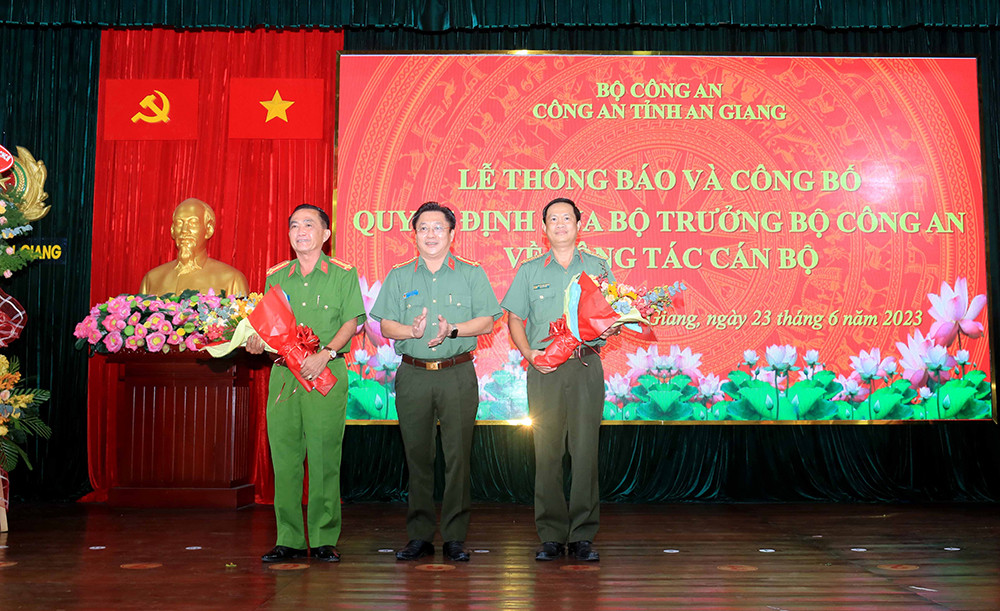 Lãnh đạo Công an tỉnh An Giang chúc mừng Đại tá Nguyễn Nhật Trường và Đại tá Bùi Bé Năm.
