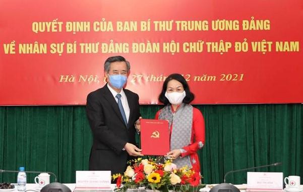 Trao quyết định của Ban Bí thư Trung ương Đảng cho bà Bùi Thị Hòa Trao quyết định của Ban Bí thư Trung ương Đảng cho bà Bùi Thị Hòa