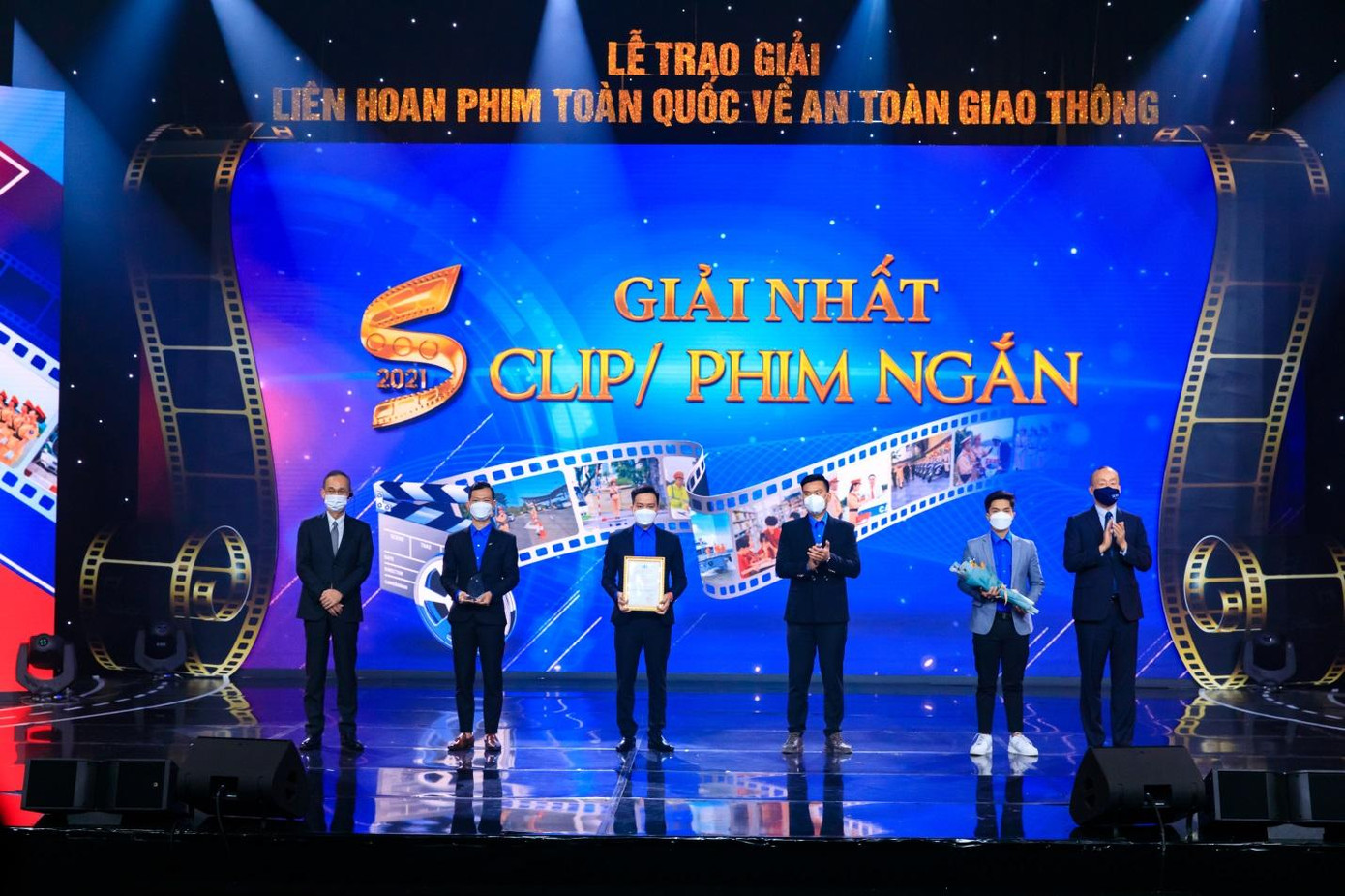 Ông Hiroyuki Ueda - Tổng giám đốc Toyota Việt Nam trao giải cho tác giả giải nhất clip/ phim ngắn Liên hoan phim toàn quốc về An toàn giao thông năm 2021. Ảnh: Toyota Việt Nam