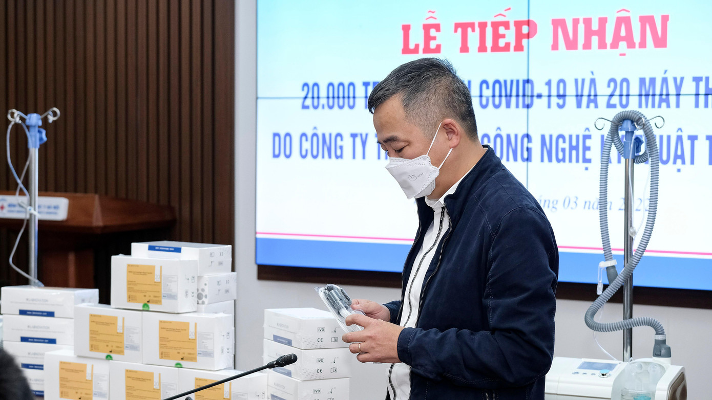 PGS-TS Nguyễn Lân Hiếu cho biết, trang thiết bị được tặng lần này rất có ý nghĩa trong khám sàng lọc, điều trị bệnh nhân COVID-19 tại Hà Nội.