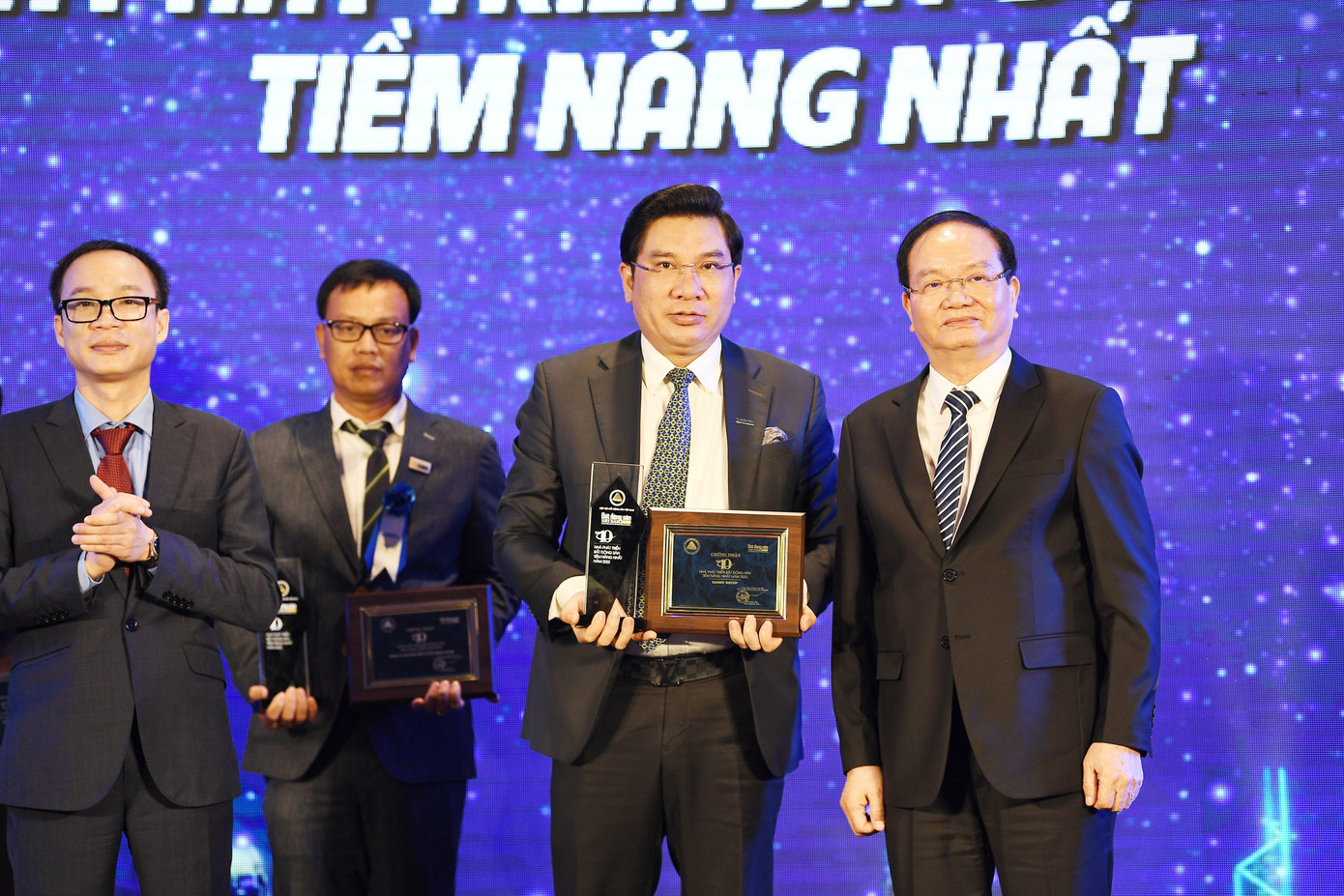 Ông Đàm Quốc Hiệp - Phó Chủ tịch Danko Group nhận vinh danh Top 10 nhà phát triển BĐS tiềm năng nhất 2022