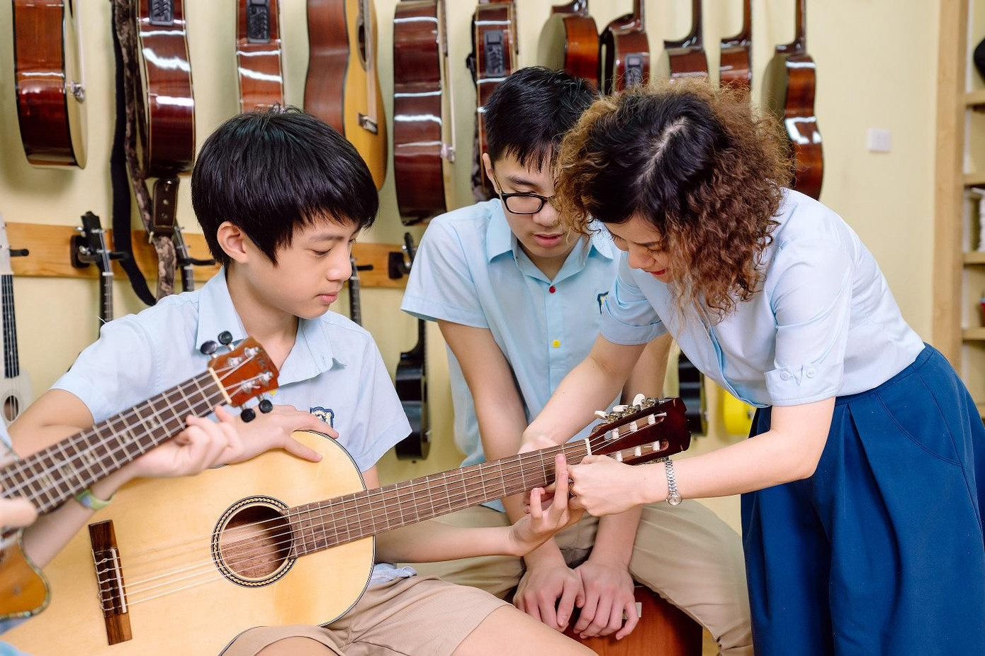 Học sinh SenTia trong một buổi học nhạc cụ Học sinh SenTia trong một buổi học nhạc cụ