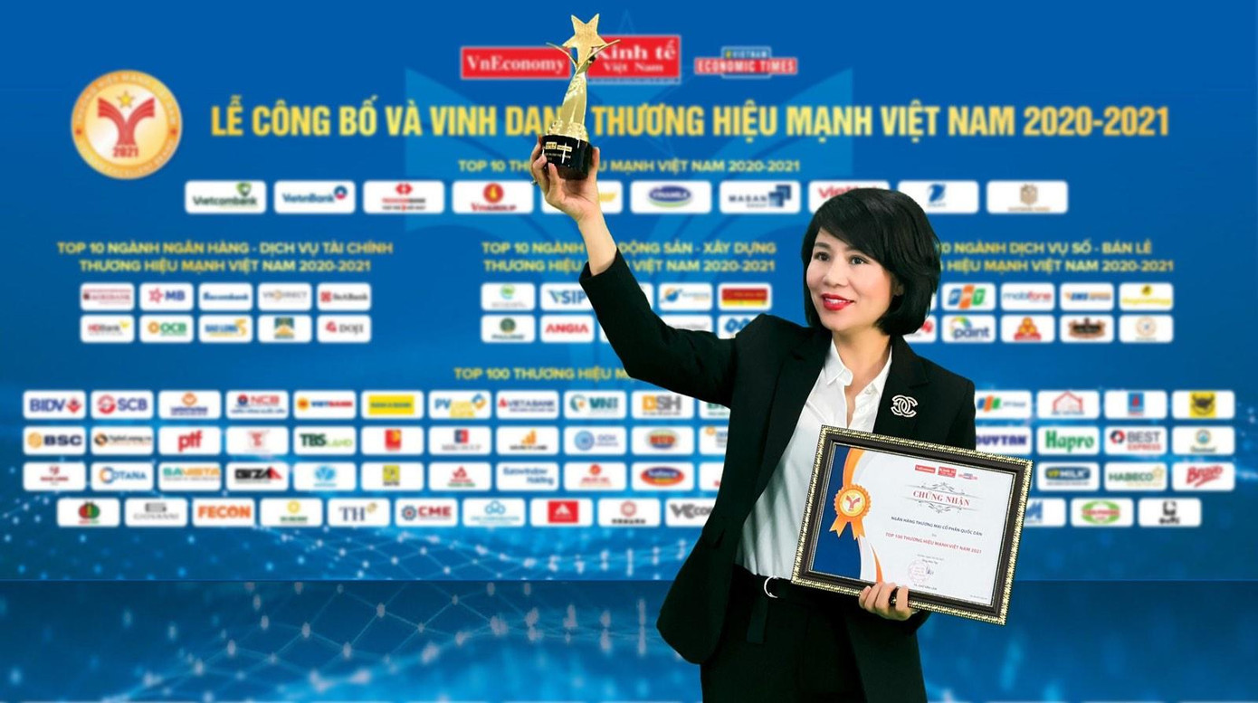 Bà Dương Thị Lệ Hà – Quyền Tổng Giám đốc NCB nhận giải thưởng TOP 100 Thương hiệu mạnh Việt Nam 2021