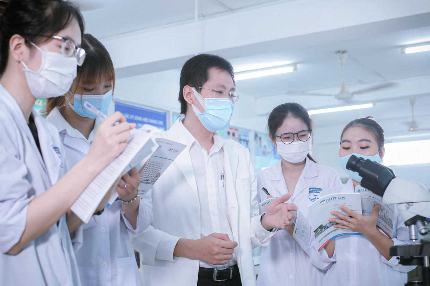 Đào tạo nhân lực chăm sóc sức khỏe con người là yêu cầu thiết yếu với mọi xã hội Đào tạo nhân lực chăm sóc sức khỏe con người là yêu cầu thiết yếu với mọi xã hội