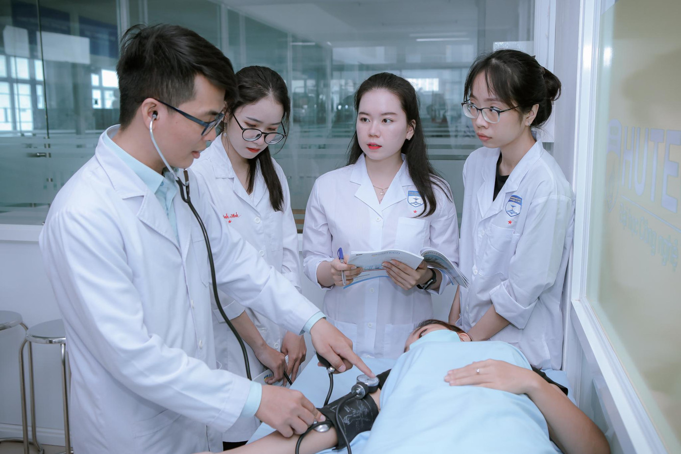 Sinh viên ngành Điều dưỡng học tập theo hướng ứng dụng, tăng cường trải nghiệm thực tế Sinh viên ngành Điều dưỡng học tập theo hướng ứng dụng, tăng cường trải nghiệm thực tế