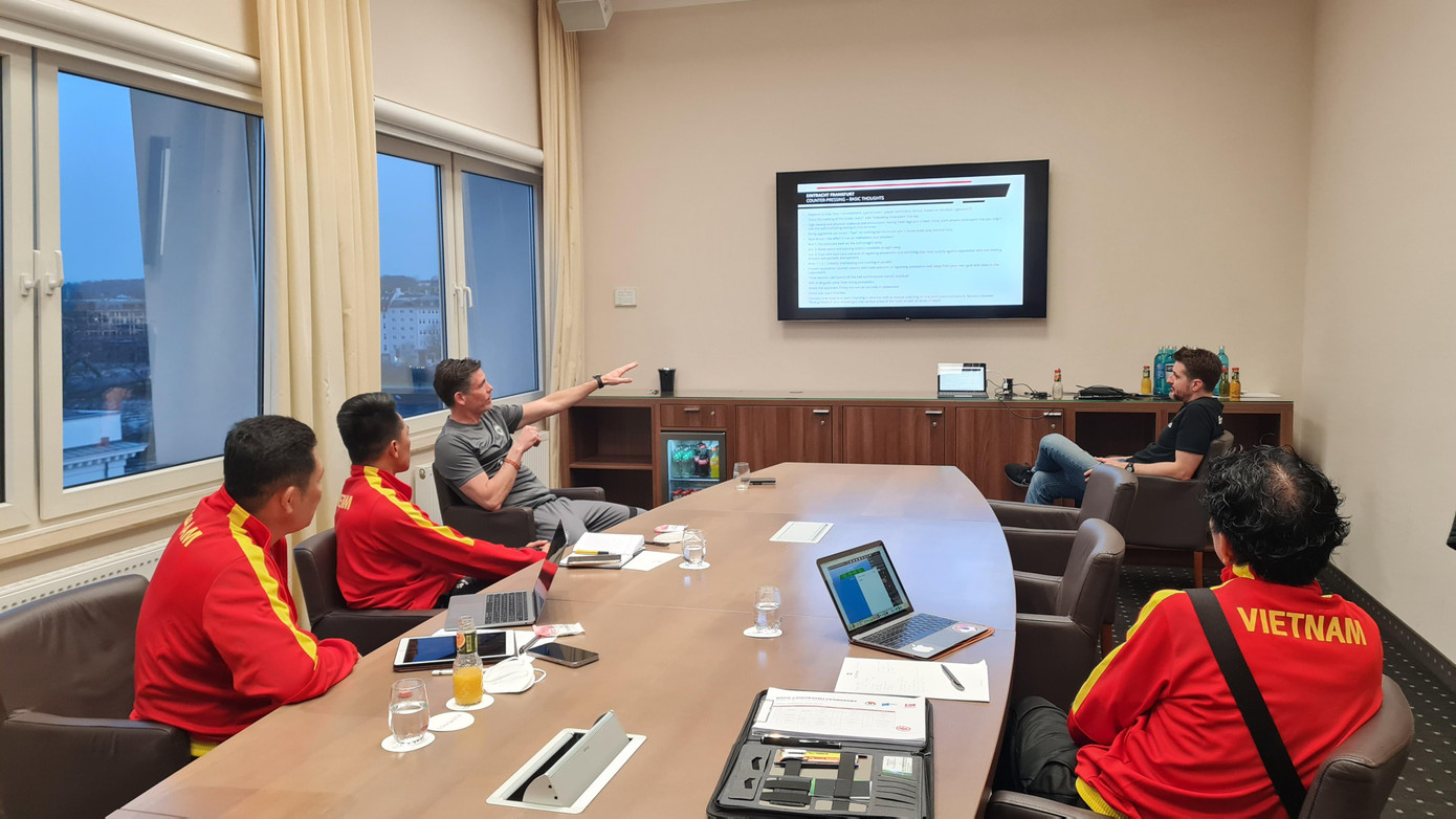 HLV Nicolai và BHL ĐT U17 Việt Nam trao đổi về việc phát triển cầu thủ HLV Nicolai và BHL ĐT U17 Việt Nam trao đổi về việc phát triển cầu thủ