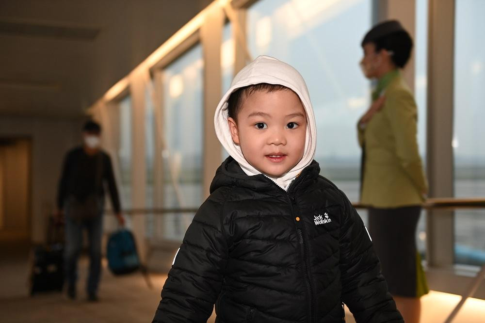 Niềm vui rạng rỡ của hành khách người Việt tại Ukraine khi được đặt chân xuống sân bay, an toàn trở về quê hương. Phó tổng giám đốc Bamboo Airways Trương Phương Thành cùng đội ngũ chiêu đãi viên Bamboo Airways đã trực tiếp chào đón hành khách ngay tại cửa ra ống lồng máy bay.