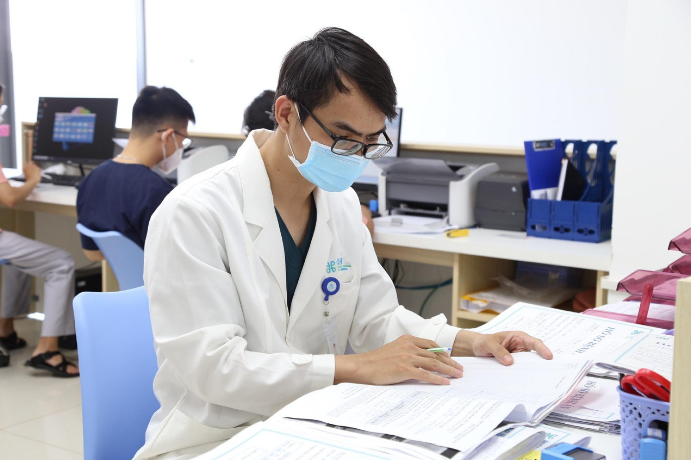 Thạc sĩ, bác sĩ Cù Nhật Quý - Trưởng Khoa Tim Mạch kiểm tra hồ sơ bệnh nhân