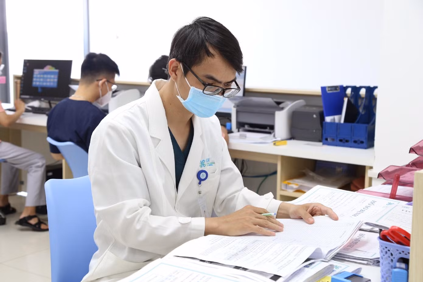 Thạc sĩ, bác sĩ Cù Nhật Quý - Trưởng Khoa Tim Mạch kiểm tra hồ sơ bệnh nhân
