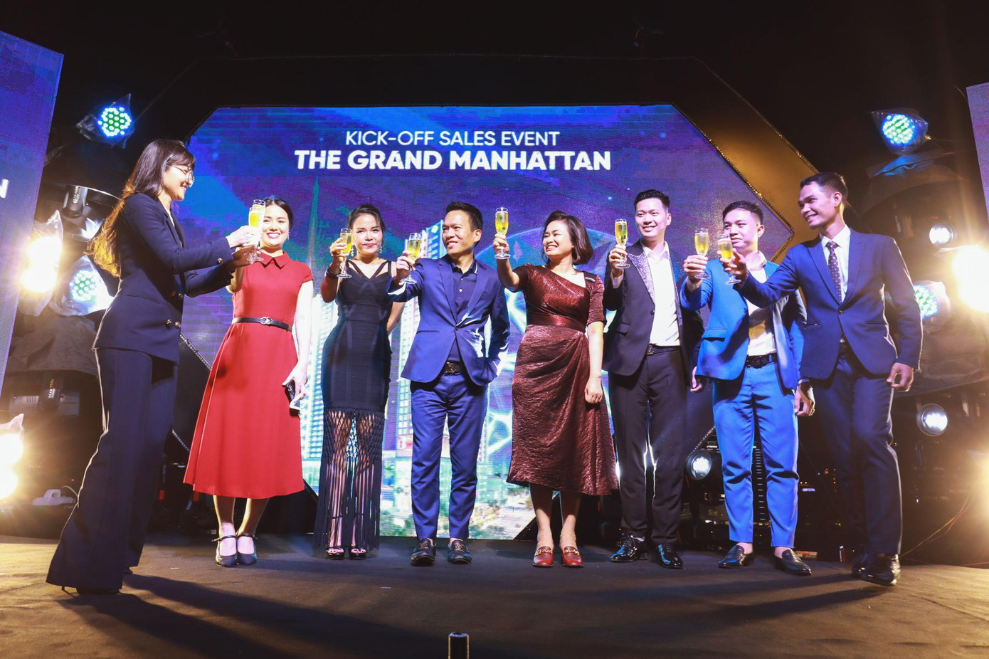 Đại diện công ty Địa Ốc 5 Sao, Novaland, Toàn Thịnh Land cùng các đại lý nâng ly trong sự kiện Kick-off sales The Grand Manhattan Đại diện công ty Địa Ốc 5 Sao, Novaland, Toàn Thịnh Land cùng các đại lý nâng ly trong sự kiện Kick-off sales The Grand Manhattan