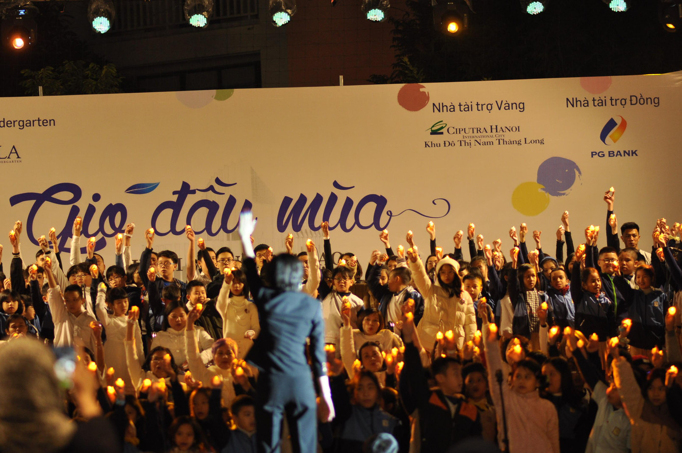 Tiết mục hợp xướng “Earth Song” của học sinh SenTia trong chương trình Gió Đầu Mùa năm 2021 Tiết mục hợp xướng “Earth Song” của học sinh SenTia trong chương trình Gió Đầu Mùa năm 2021