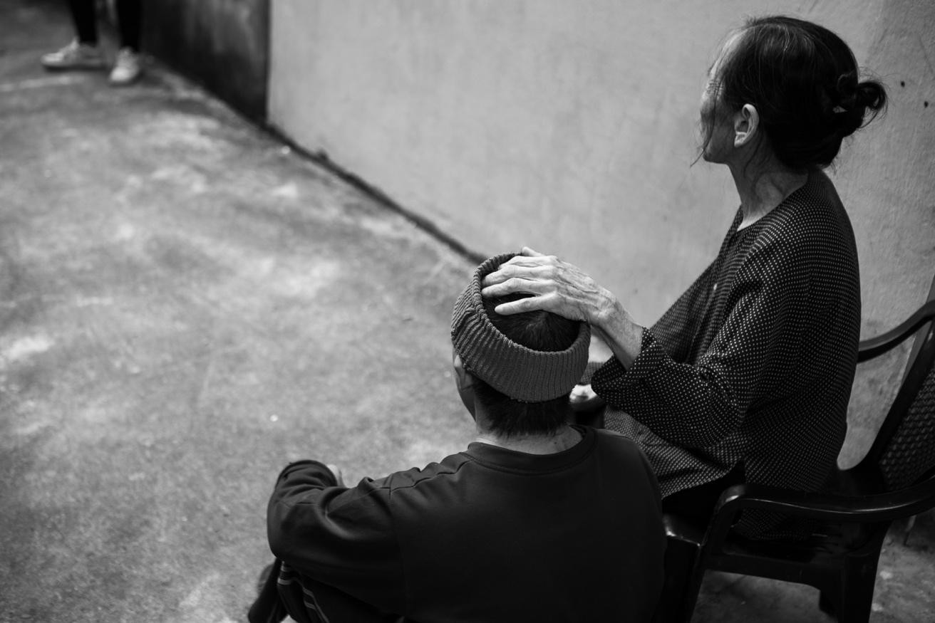 Ở cái tuổi gần đất xa trời của mẹ, đáng lẽ phải được hưởng an nhàn, sum vầy bên con cháu. Nhưng đến thời điểm hiện tại, mẹ vẫn còng lưng gánh đứa con tội nghiệp không may nhiễm căn bệnh chất độc màu da cam quái ác, chồng cũng vì sự tàn khốc của chiến tranh bỏ mẹ mà đi. Thật không dễ để mẹ Định có thể đương đầu với bằng ấy khó khăn, chỉ có sự tần tảo và tình yêu thương đứa con trai bé bỏng mới có thể giúp mẹ vượt qua muôn vàn trắc trở.