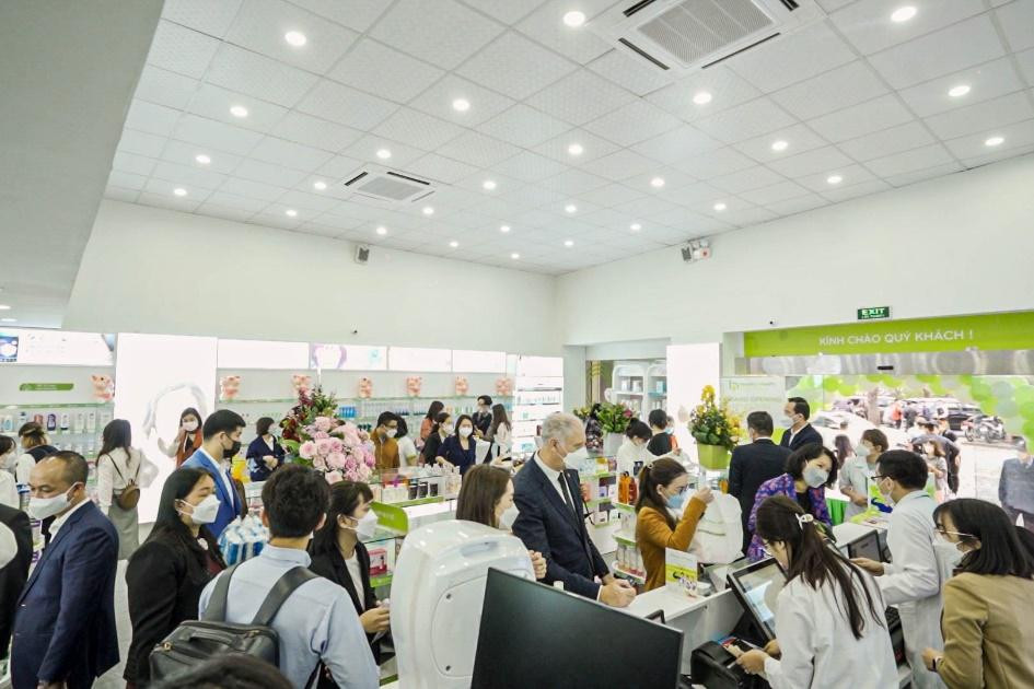 Khách hàng mua sắm tấp nập tại Cửa hàng B&amp;H Essentials 19-21 Đinh Tiên Hoàng