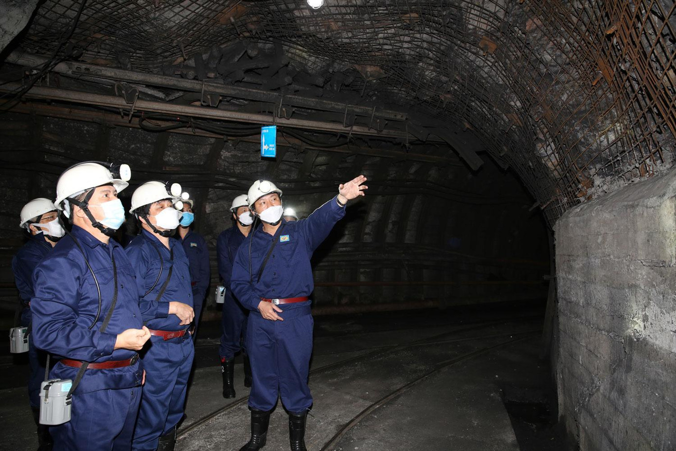 Lãnh đạo Công ty Than Hòn Gai giới thiệu về công nghệ đào chống lò bằng vì neo với đoàn công tác của Bộ LĐ-TB&XH Lãnh đạo Công ty Than Hòn Gai giới thiệu về công nghệ đào chống lò bằng vì neo với đoàn công tác của Bộ LĐ-TB&XH