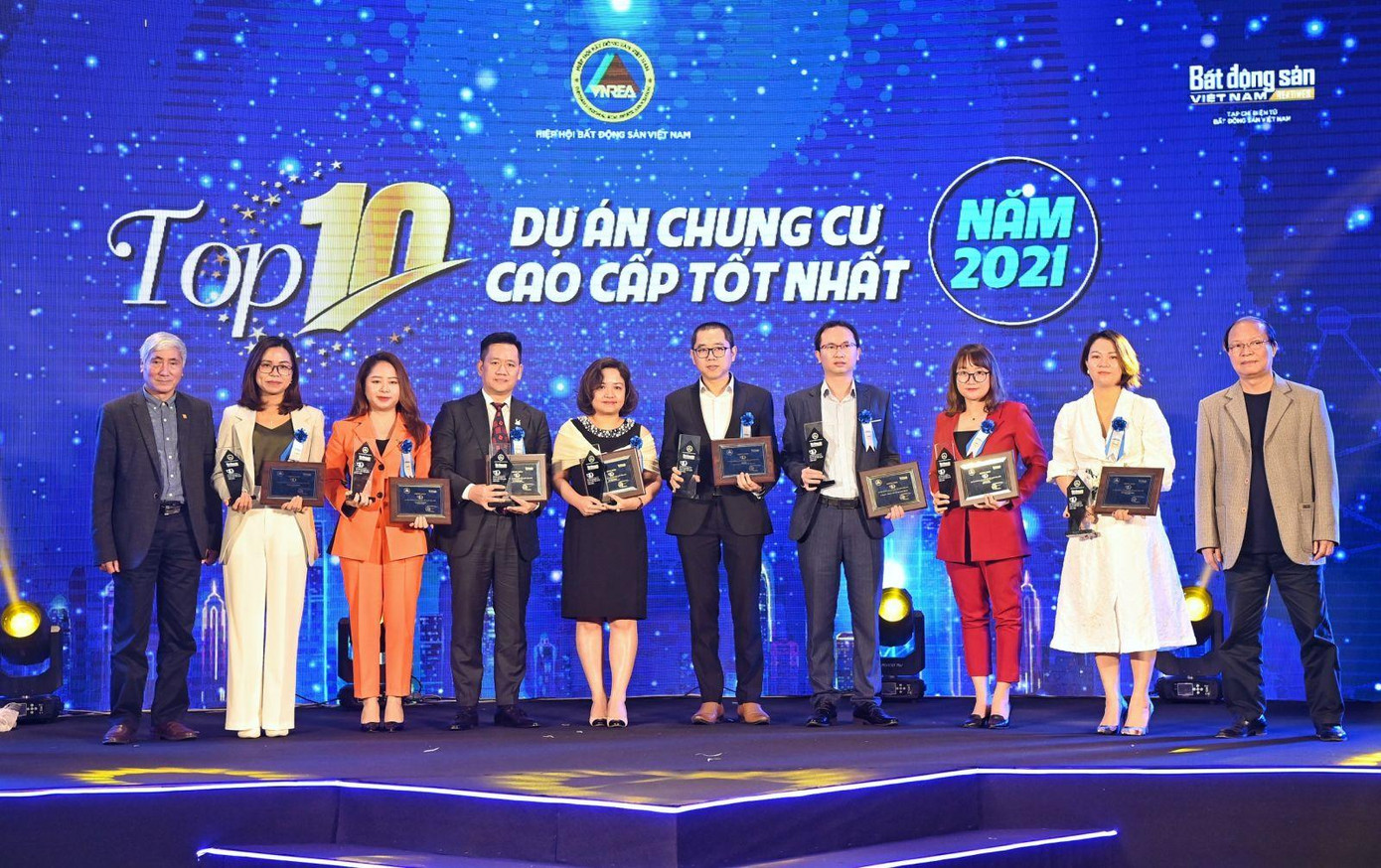 Ông Trần Quốc Toản-Giám đốc Khu đô thị quốc tế Ciputra Hanoi (vị trí thứ 5 từ bên phải), đại diện liên doanh BĐS uy tín hàng đầu Hà Nội lên nhận giải của BTC.