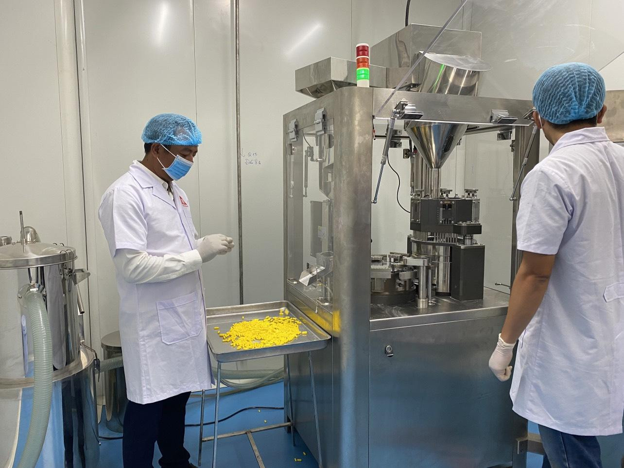 Nhân viên đang nghiên cứu điều chế trong phòng thí nghiệm