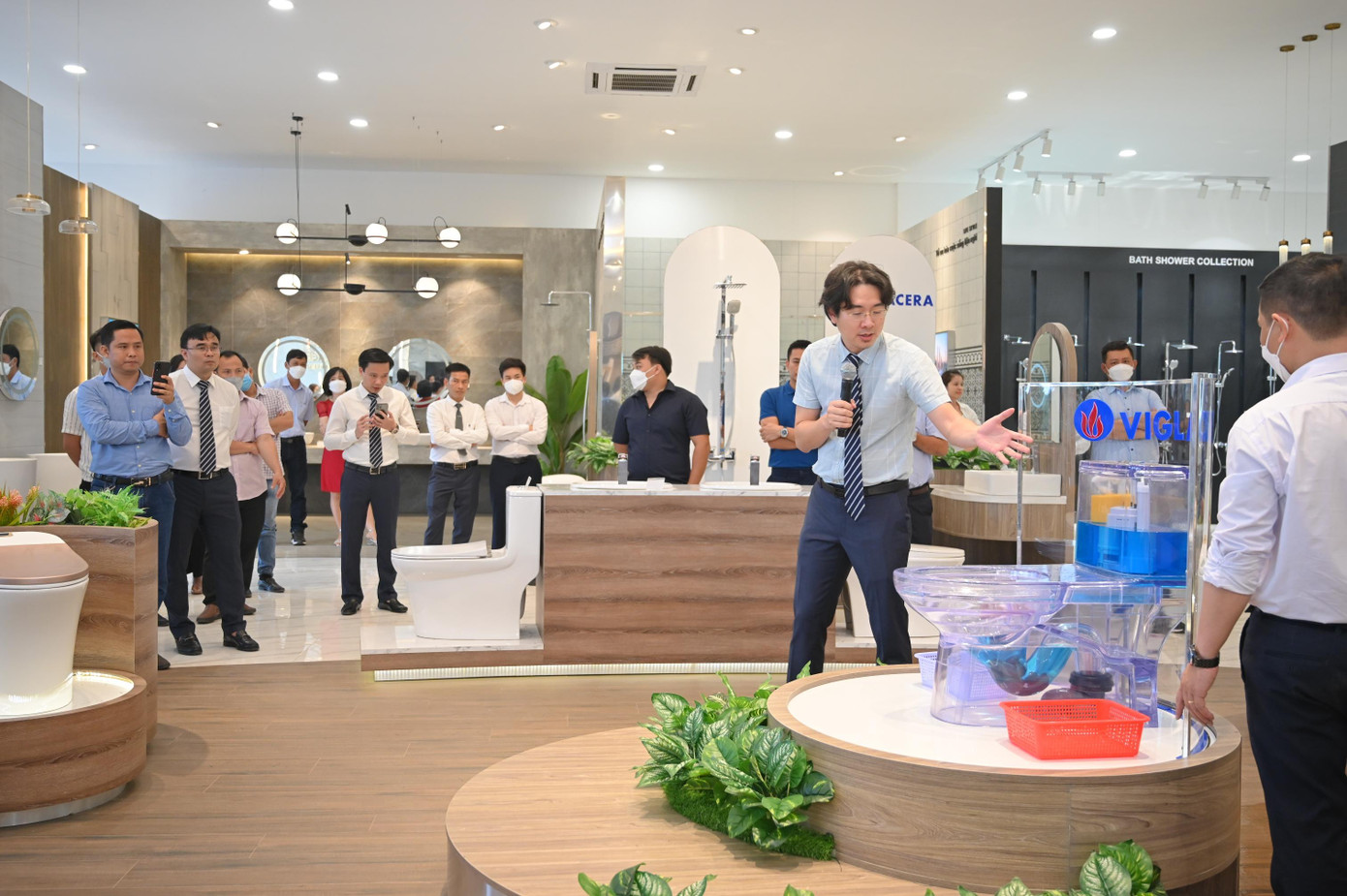 Lãnh đạo công ty Viglacera giới thiệu sản phẩm