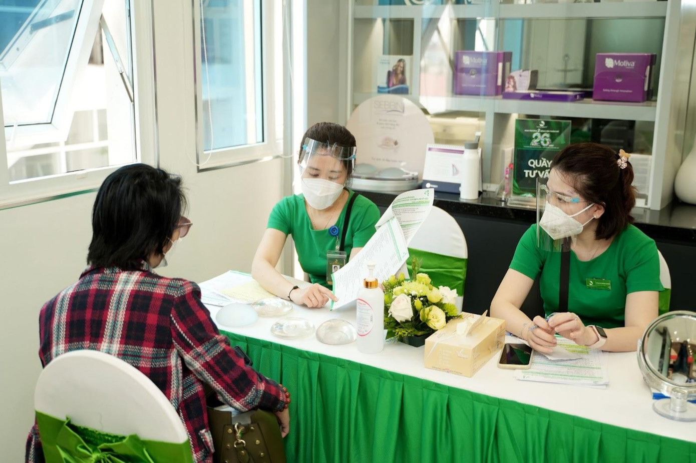 Nhanh chóng nắm bắt cơ hội sở hữu hàng nghìn quà tặng có 1 – 0 – 2, ngay sau buổi lễ khai trương, rất nhiều khách hàng đã quyết định thực hiện dịch vụ ngay trong sự kiện đặc biệt này.