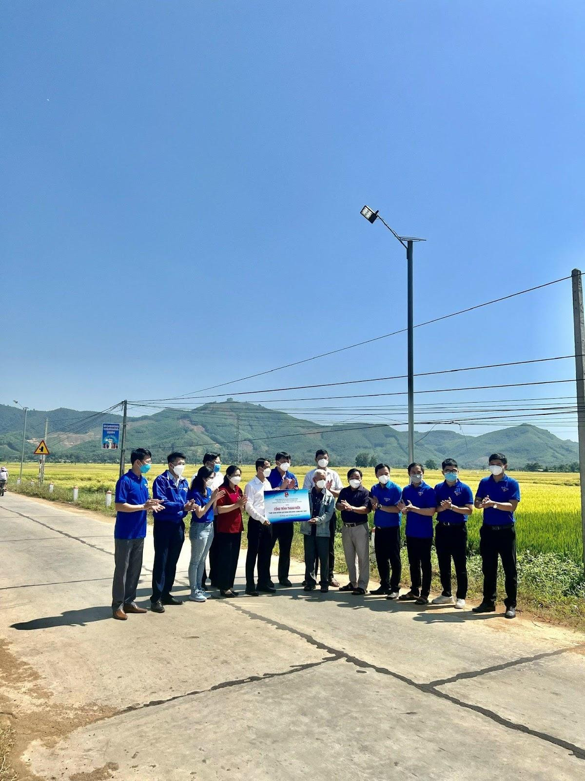 Lễ trao tặng công trình thanh niên “Thắp sáng đường quê” tại xã Ân Phong – huyện Hoài Ân tỉnh Bình Định. Lễ trao tặng công trình thanh niên “Thắp sáng đường quê” tại xã Ân Phong – huyện Hoài Ân tỉnh Bình Định.