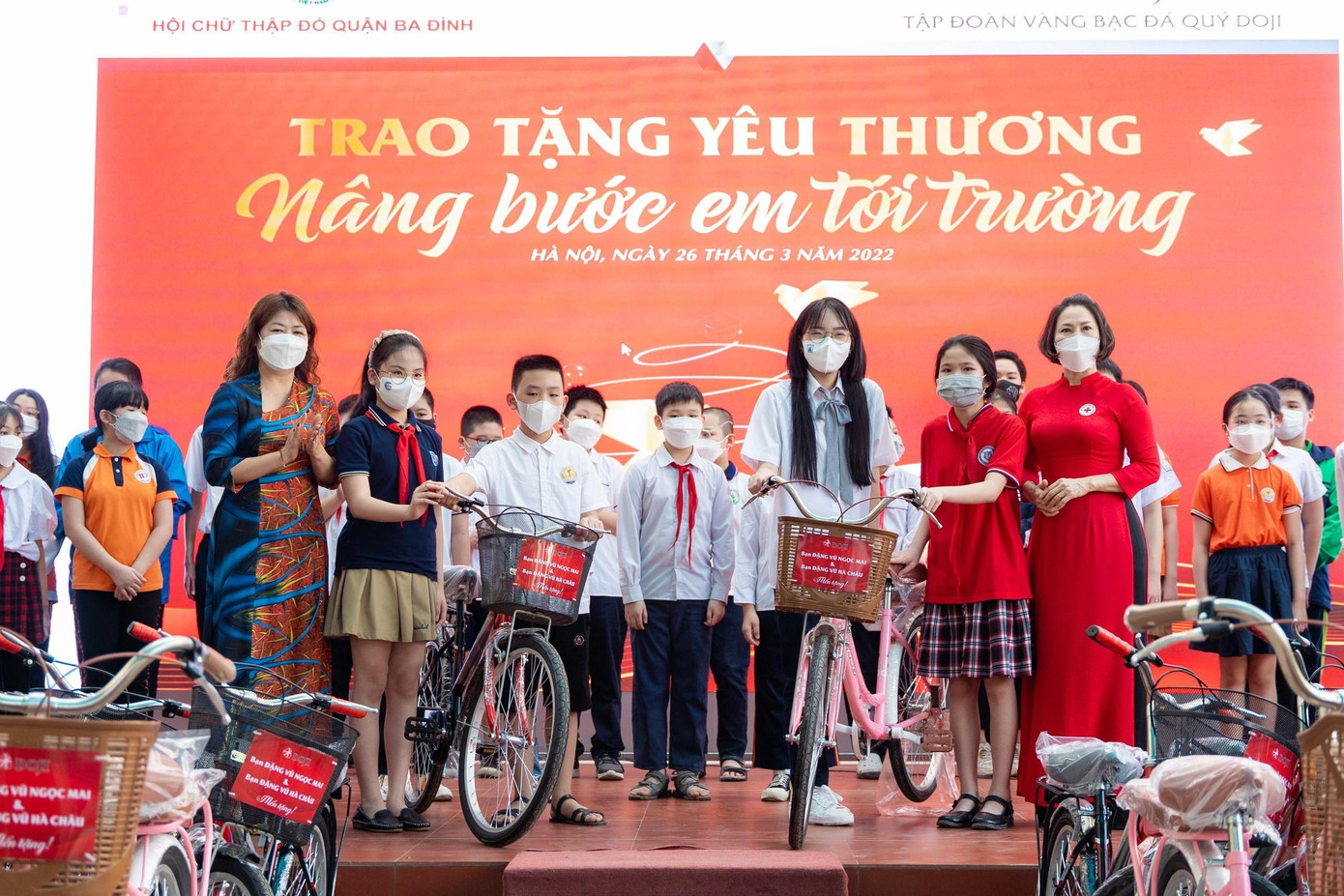 Cháu Đặng Vũ Ngọc Mai và Đặng Vũ Hà Châu trao tặng món quà kịp thời và ý nghĩa giúp nhiều em học sinh khó khăn có phương tiện để đến trường.