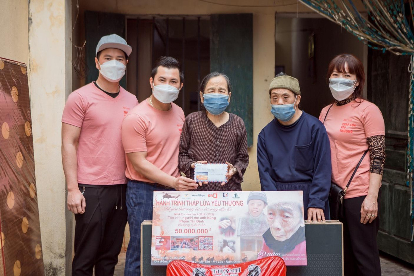 “Hành trình thắp lửa yêu thương” mùa 3 đã khởi động và quyên góp được hơn 50 triệu đồng cho gia đình mẹ Phạm Thị Định trong đó bao gồm sổ tiết kiệm 30 triệu đồng, ti vi, giường, tủ quần áo và các vật dụng cần thiết khác