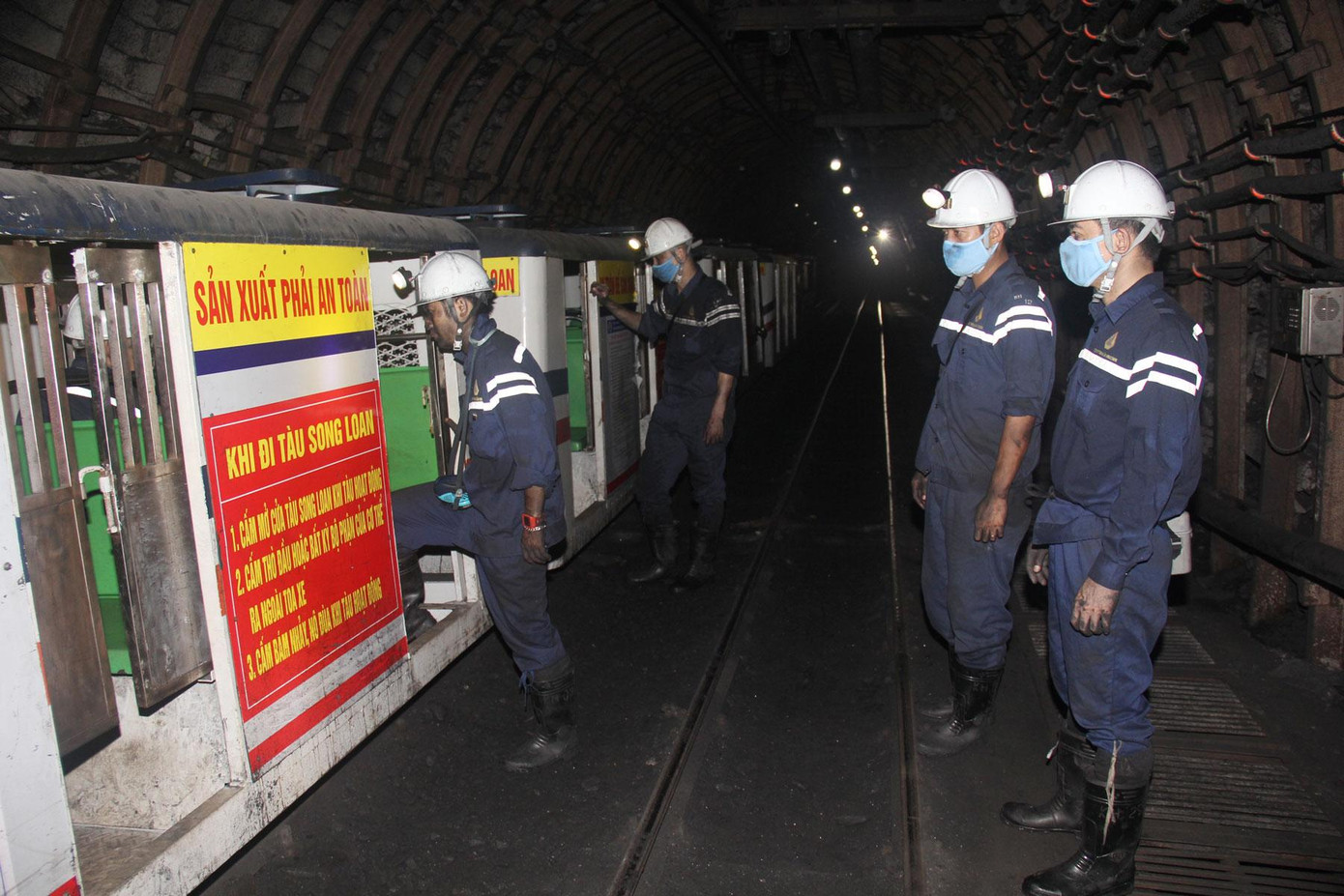 Hệ thống tàu điện chở người tại Công ty CP Than Hà Lầm Hệ thống tàu điện chở người tại Công ty CP Than Hà Lầm