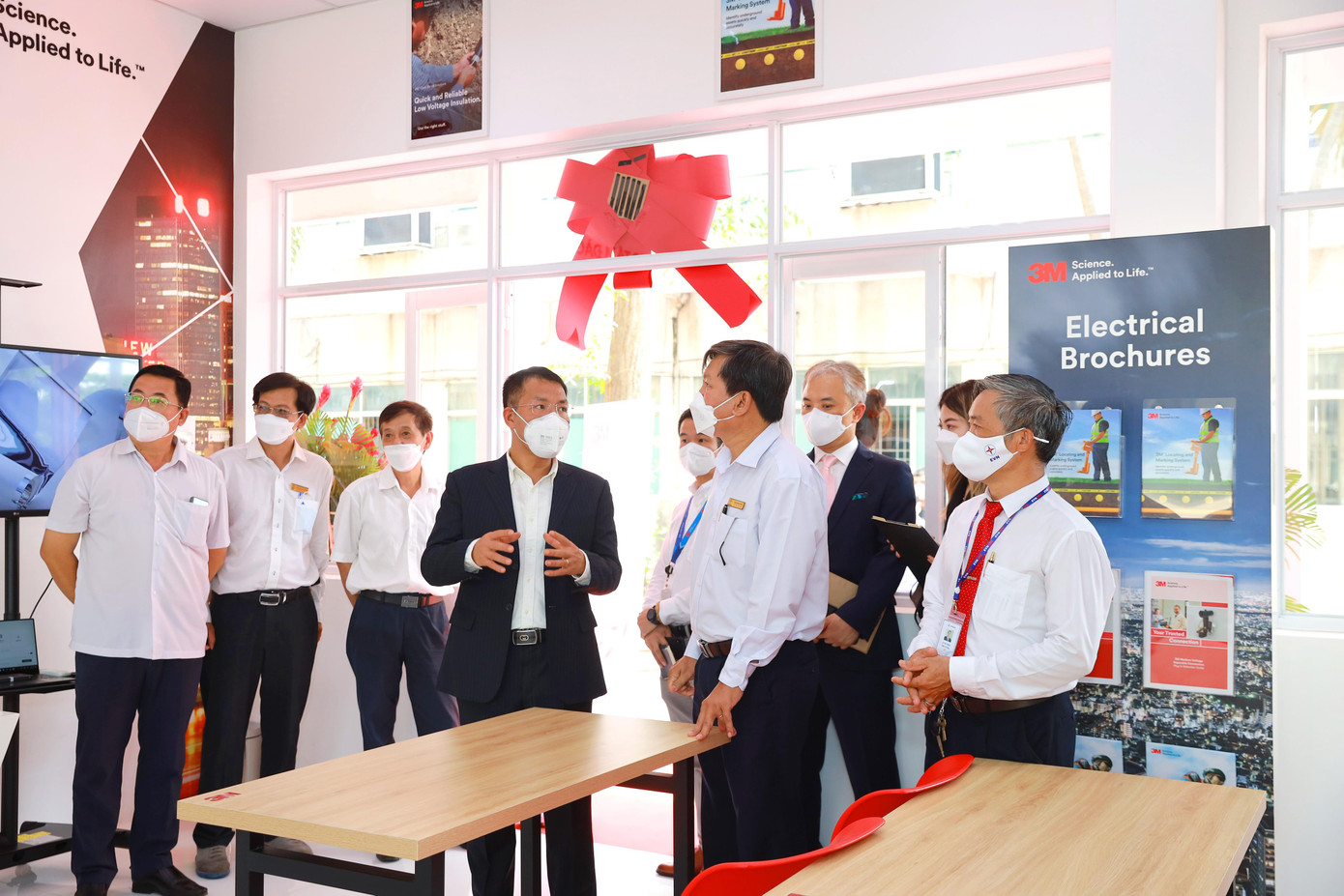 Các đại biểu tham quan Trung tâm Đào tạo Kỹ thuật và Công nghệ 3M-HEPC Các đại biểu tham quan Trung tâm Đào tạo Kỹ thuật và Công nghệ 3M-HEPC