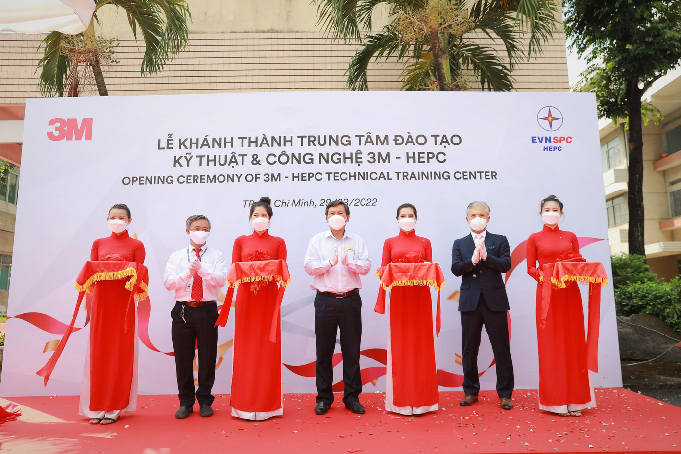Đại diện lãnh đạo EVNSPC, Tập đoàn 3M và HEPC cắt băng khánh thành Trung tâm Đào tạo Kỹ thuật và Công nghệ 3M-HEPC Đại diện lãnh đạo EVNSPC, Tập đoàn 3M và HEPC cắt băng khánh thành Trung tâm Đào tạo Kỹ thuật và Công nghệ 3M-HEPC